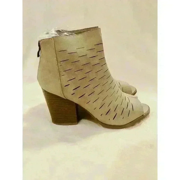 Yoki Women’s Katty-26 Sandals - Picture 3 of 8